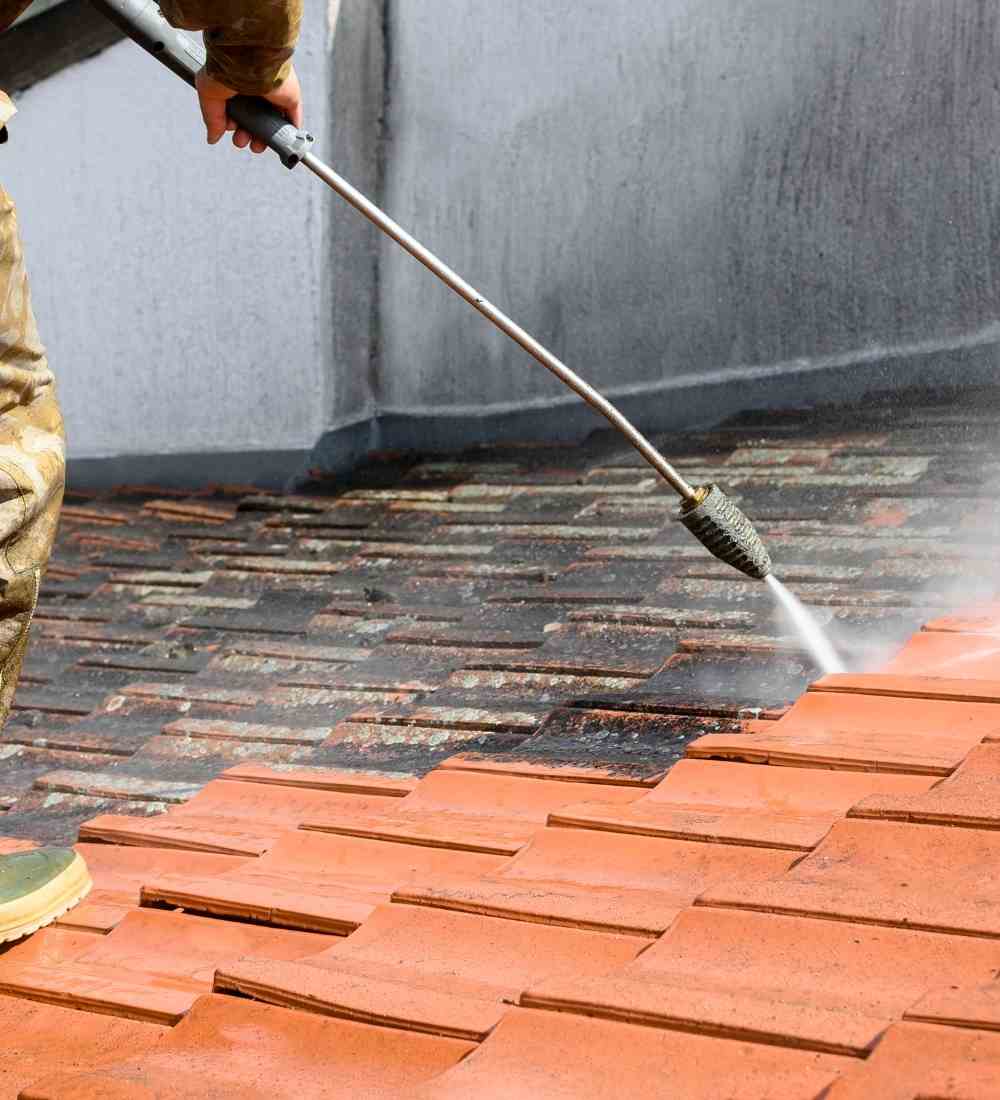 roof pressure washing services - cleaning gutters with pressure washer - high pressure cleaning Melbourne